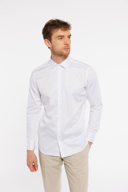 бяла вталена риза