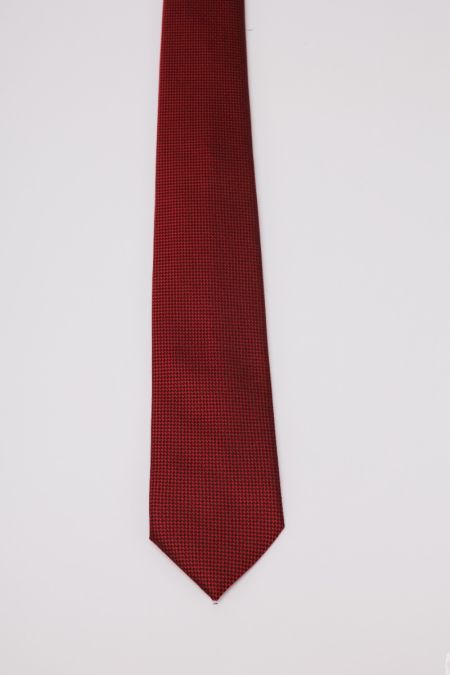 Elegant burgundy tie