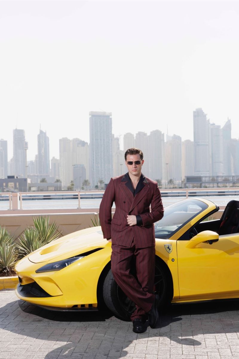 Мъжко двуредно сако в бордо с черно широко райе