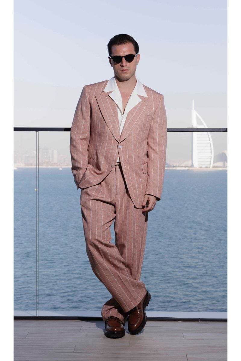 Мъжко елегантно сако с класически ревер и райе в цвят сьомга