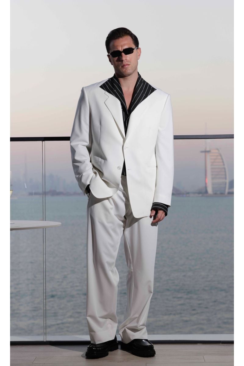 Мъжки елегантен костюм в бял цвят