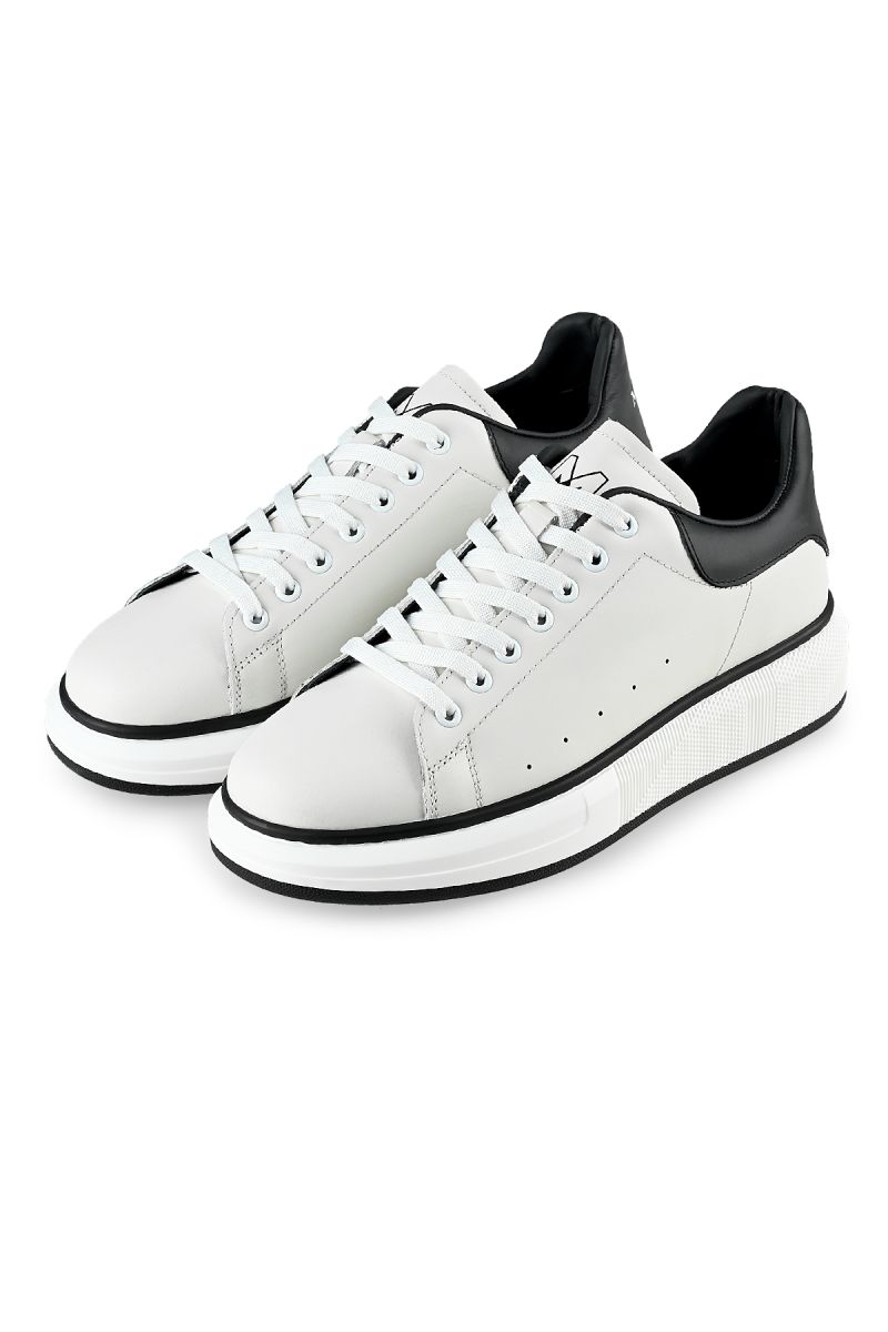 Луксозни бели кецове с черни елементи и олекотена подметка