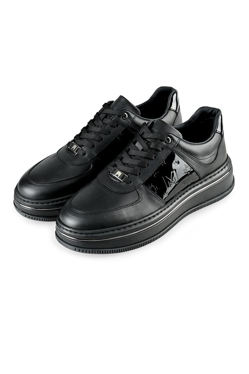 Мъжки обувки в черно със символи щампа и черна подметка