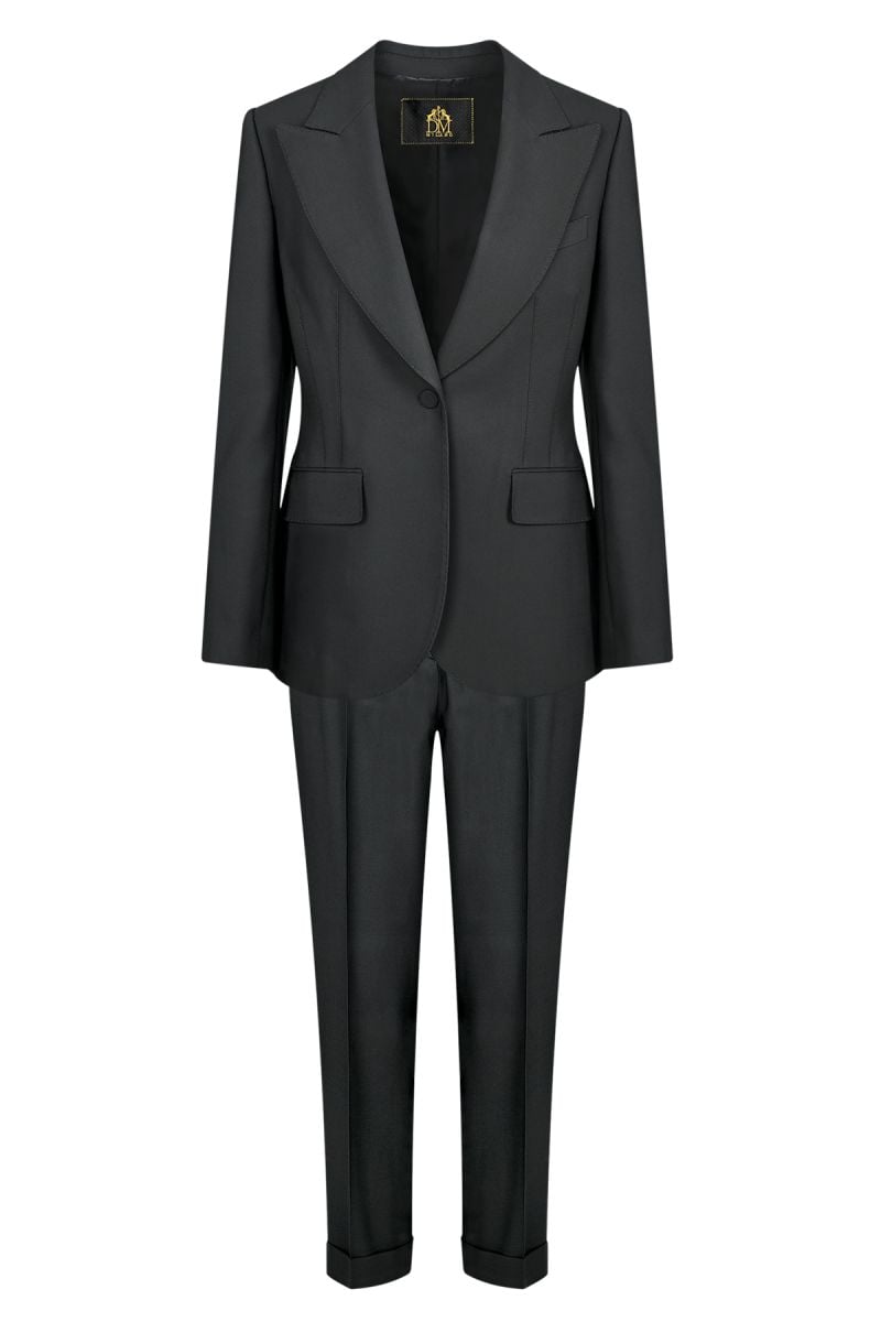 Строго елегантне втален дамски костюм от мека финна вълна с облечени копчета