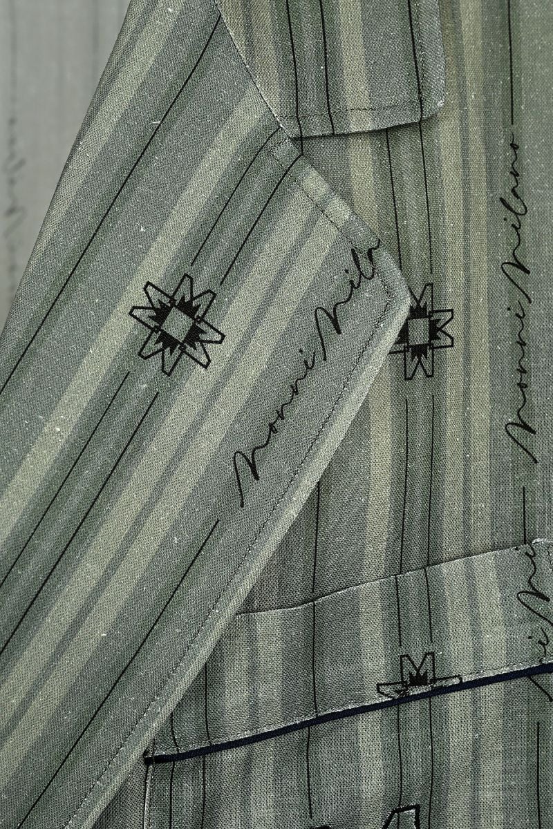 Лятно сако с двуредно закопчаване в зелен дизайнерски принт 