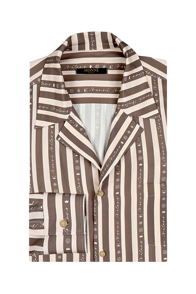 Мъжка лятна риза в цвят екрю с широко вертикално райе в кафяв цвят и брандиран принт