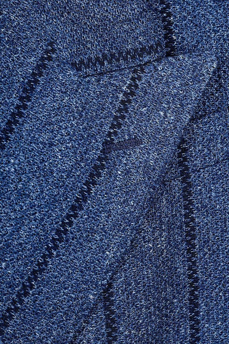 Сако от лен в модерен син цвят и широко райе в тъмносин цвят.