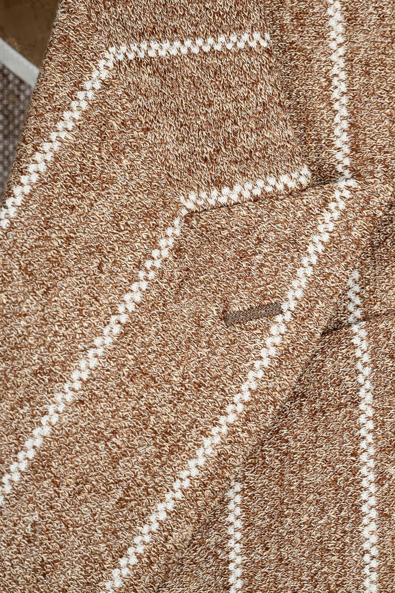 Сако от лен в модерен бежов цвят и широко райе в бяло.