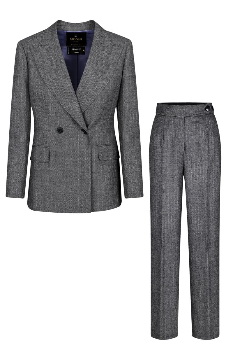 Луксозен дамски двуреден костюм, изработен от 100% мерино вълна по италианска технология за изискан и елегантен силует