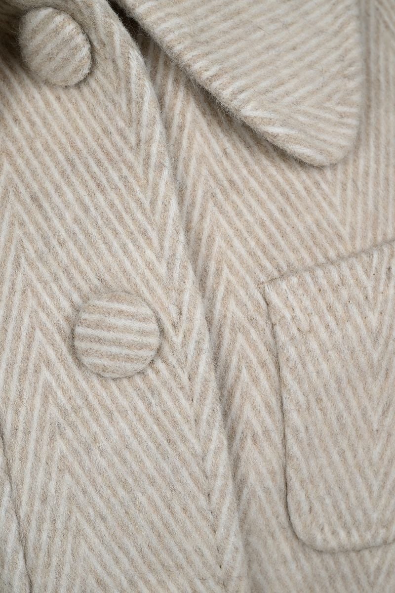 Дамско вълнено бежаво палто от релефен дизайнерски плат Made in Italy