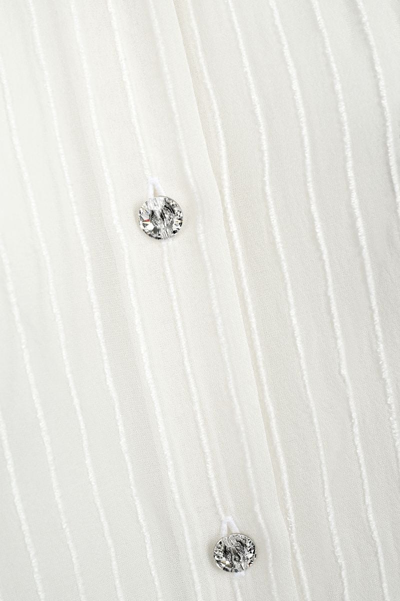 Луксозна бяла дамска риза от естествена коприна, украсена с кристални копчета за изискана и елегантна визия