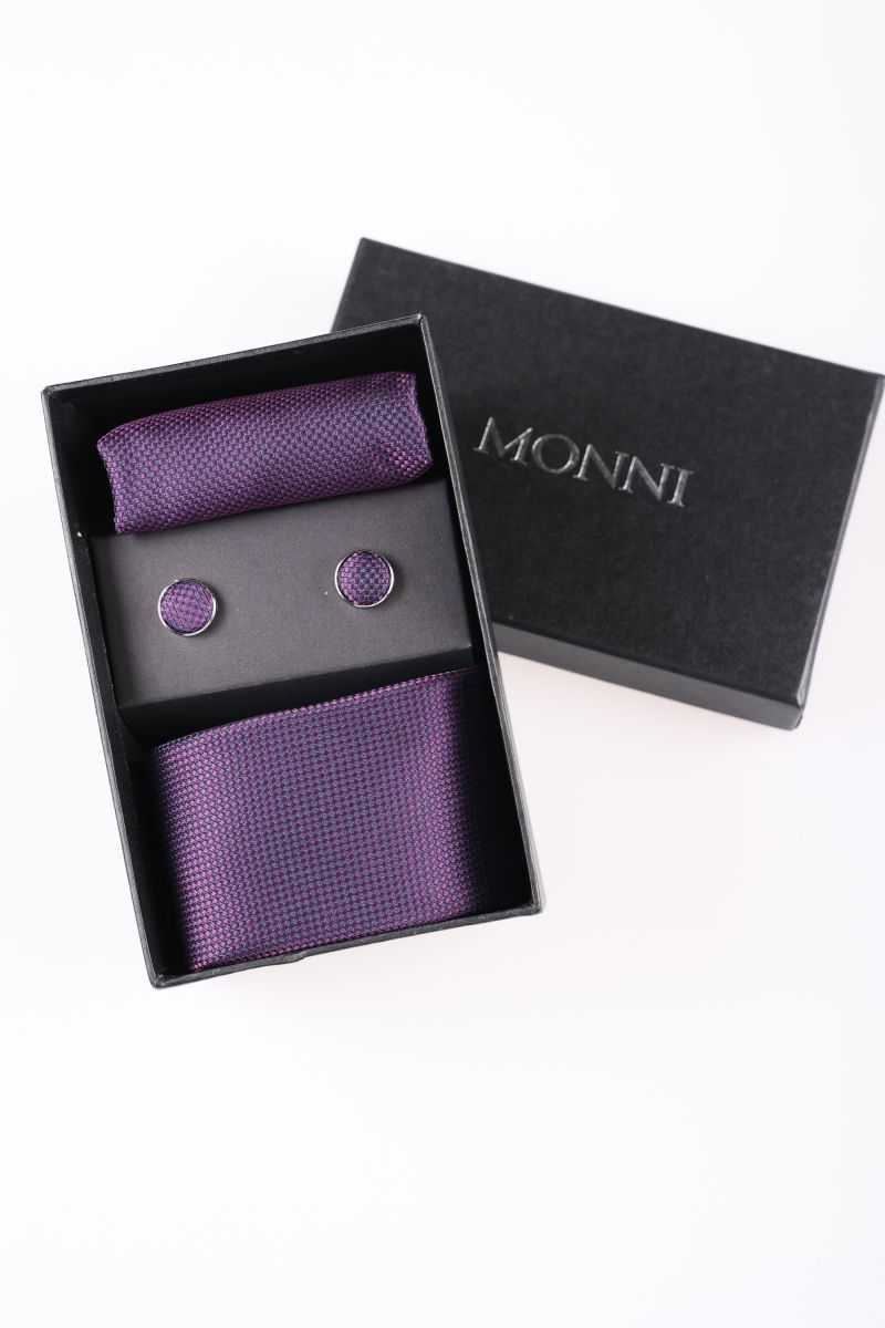 Комплект кутия с вратовръзка, кърпичка и бутонели от ярко лилав сатен с елегантна шарка