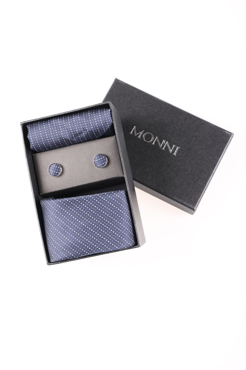 Комплект кутия с вратовръзка, кърпичка и бутонели от тъмносин сатен с елегантна шарка на сиви и сини точки