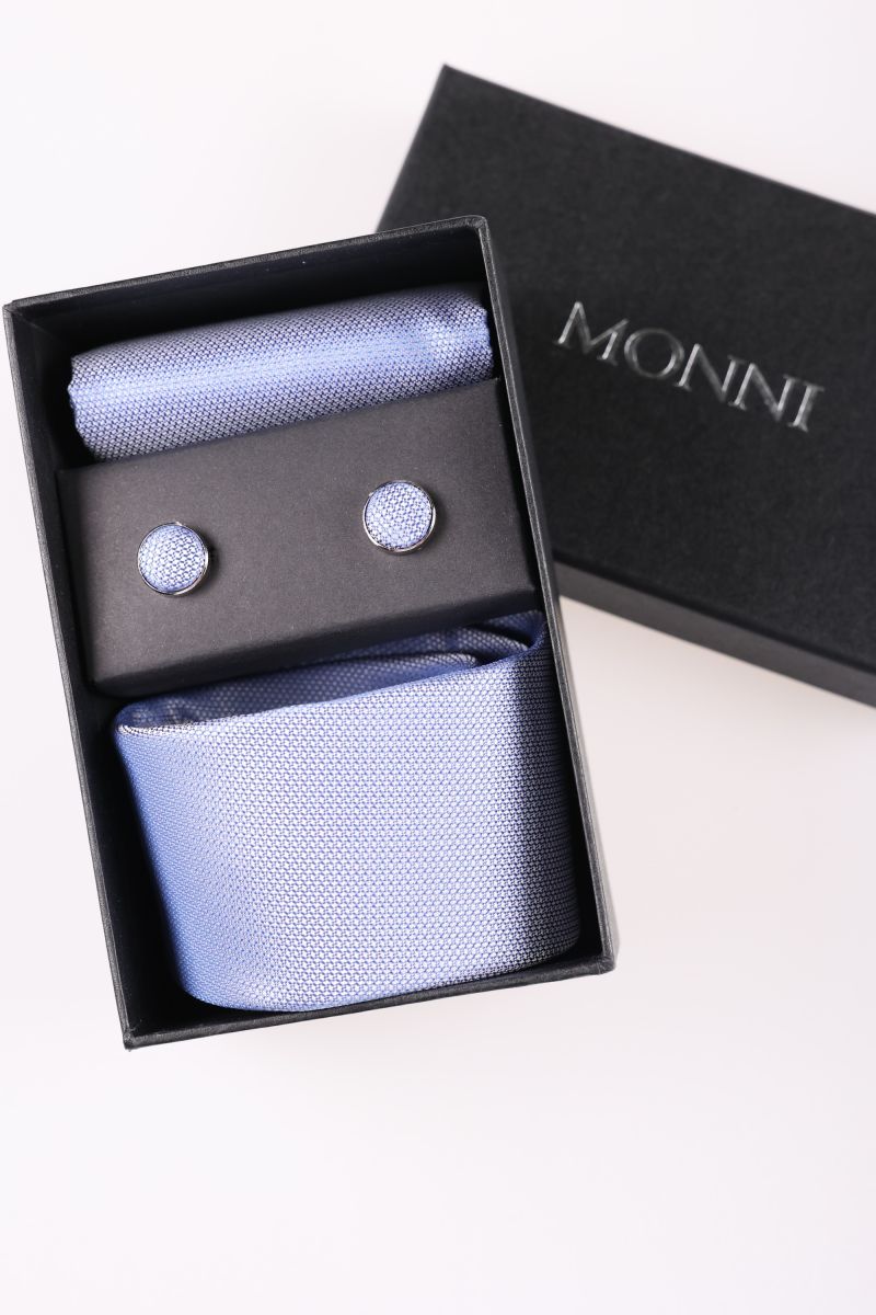 Комплект кутия с вратовръзка, кърпичка и бутонели от светлосин сатен с елегантна дребна шарка