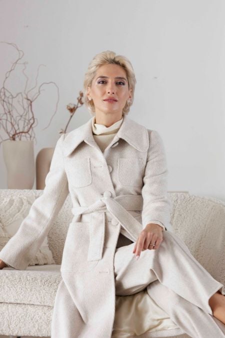 Бежаво вълнено палто с релефен дизайнерски плат, произведено в Италия