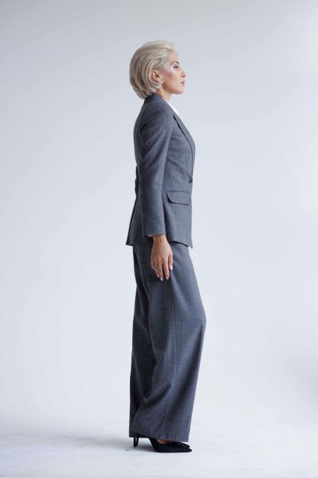 Луксозен вълнен дамски панталон с райе и една предна плисировка, подходящ за офис и официални визии