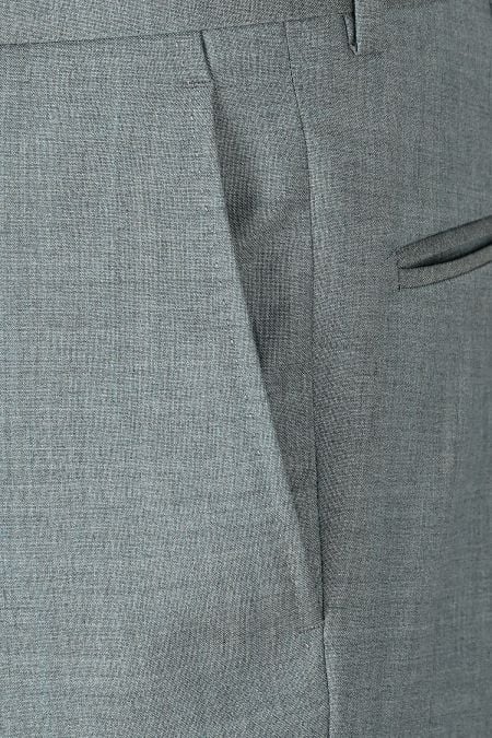 Мъжки светлосив костюм с едно копче и филетки