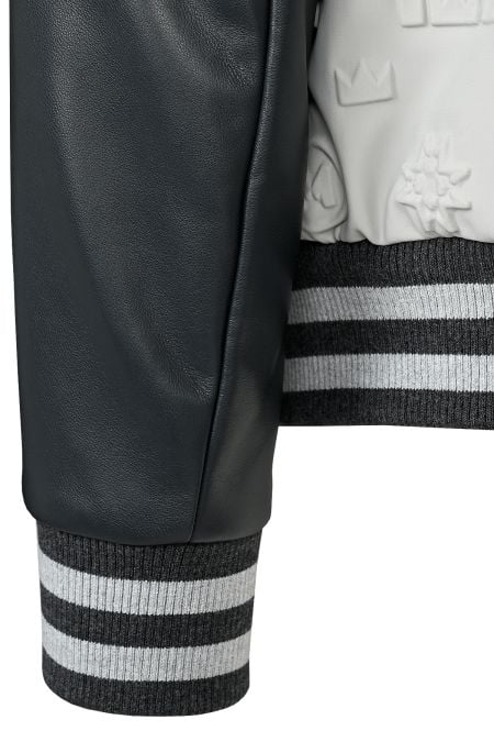 Бяло мъжко яке бомбър със силиконови щампи и елементи в черно