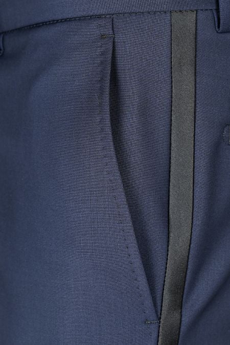 Вълнен костюм в тъмносин цвят с контрастен шал-ревер от сатен в черно