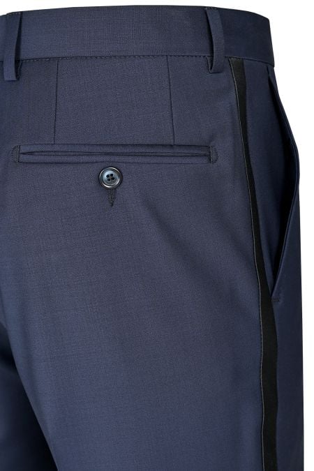 Костюм от вълна в тъмносин цвят с контрастен шал-ревер от сатен в черно