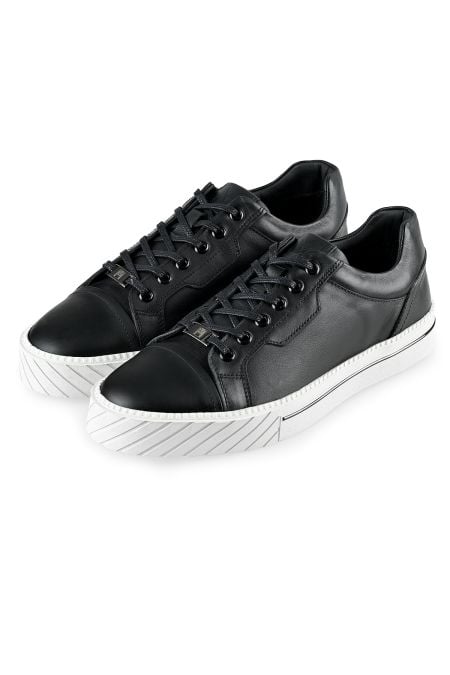 Мъжки спортни обувки в черно с бяла оребрена подметка