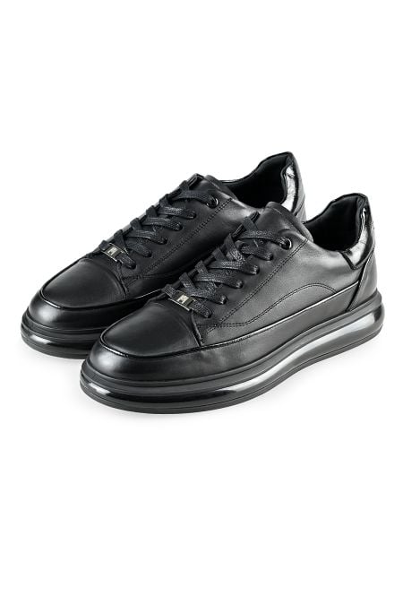 Мъжки спортни обувки в черно с олекотена подметка