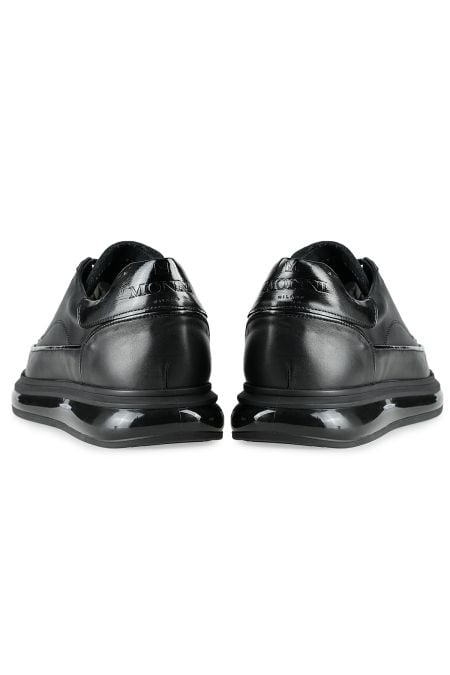 Обувки в черно с олекотена подметка