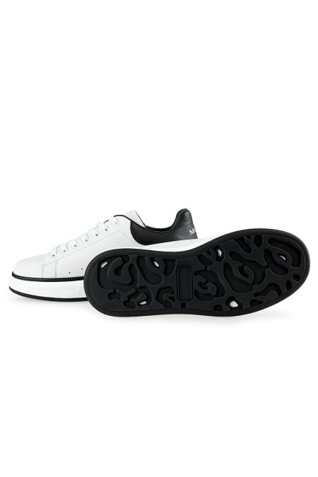 Кецове в бяло с черни елементи и олекотена подметка