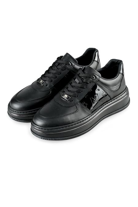 Обувки в черно със символи щампа и черна подметка