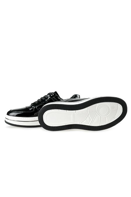 Лачени спортни обувки в черно със символи щампа и бяла подметка