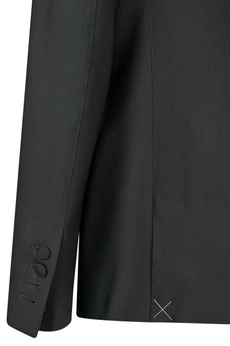 Изискан дамски костюм със силуетна линия от нежна вълна и облечени копчета