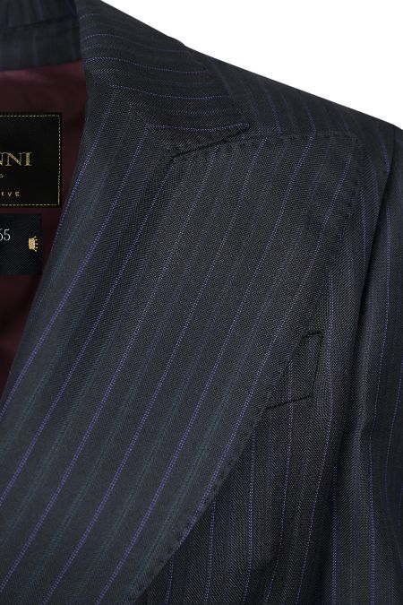 Изискан дамски костюм от фин вълнен плат с деликатно лилаво рае