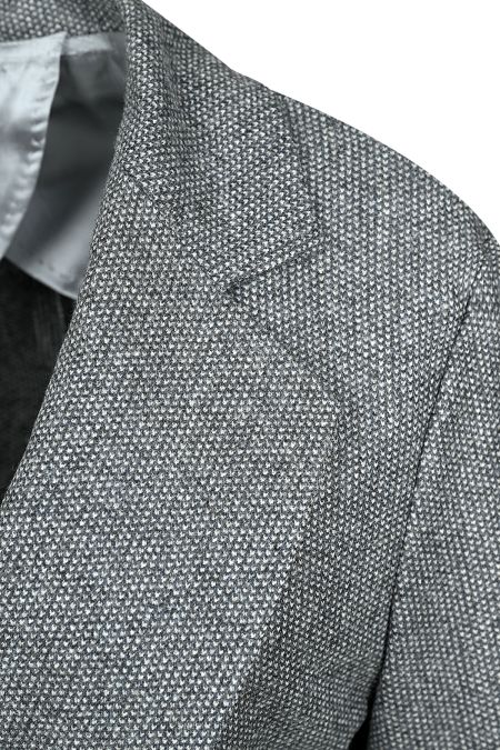 Елегантен дамски костюм от 100% естествена вълна с къса вталена пола в сив пепит