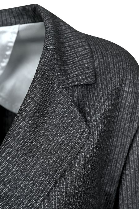 Елегантен дамски ансамбъл от 100% вълна с прилепнала къса пола в тъмносив десен пепит