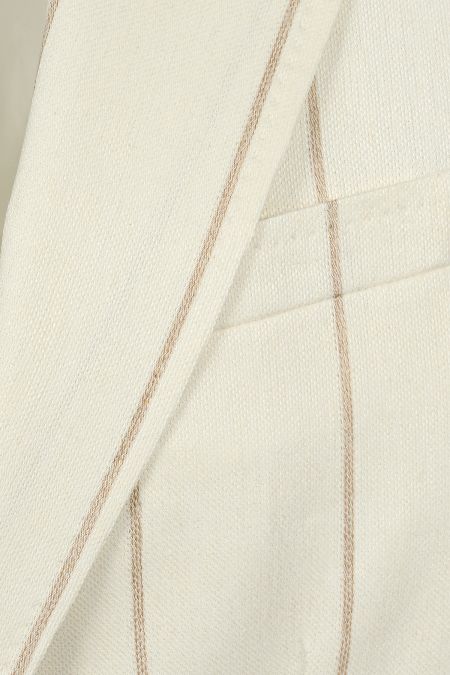 Втален костюм в екрю с райе с лен и памук