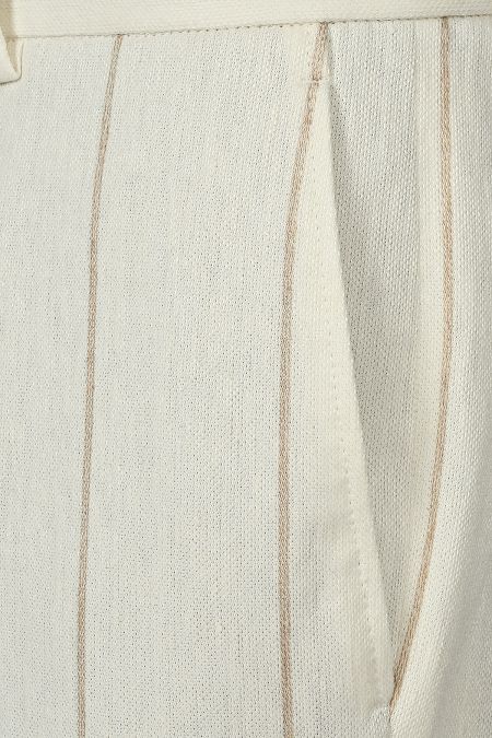 Изискан мъжки втален костюм в екрю с фино райе, съчетаващ лен и памук за безупречна визия