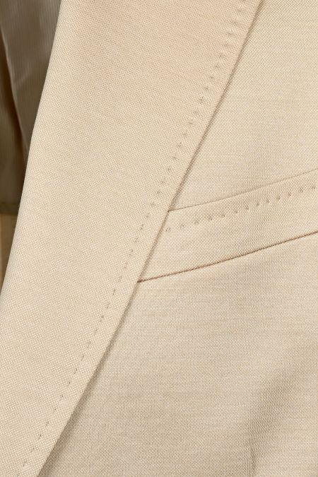 Елегантен мъжки костюм в бежово, изработен от италианско памучно трико