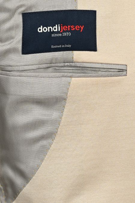 Изискан мъжки костюм в бежово, създаден от първокласно италианско памучно трико за максимален комфорт и стил