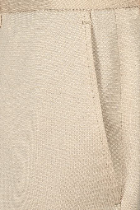 Бежов мъжки костюм, създаден от първокласно италианско памучно трико за максимален комфорт и стил