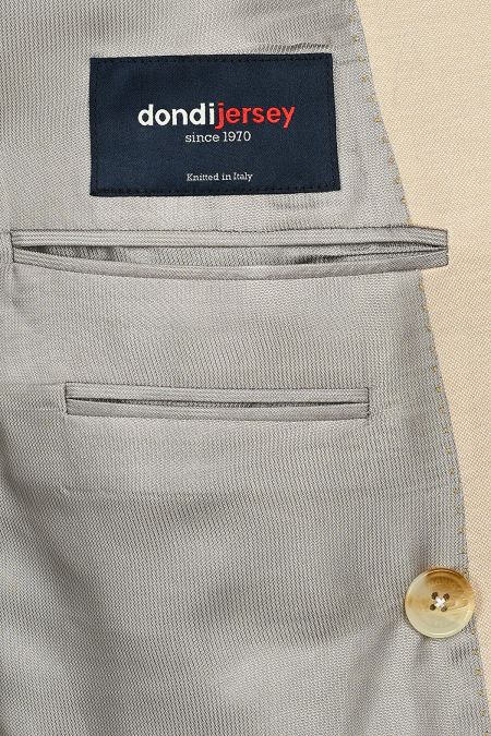 Изискан двуреден мъжки костюм в бежово, създаден от първокласно италианско памучно трико за максимален комфорт и стил