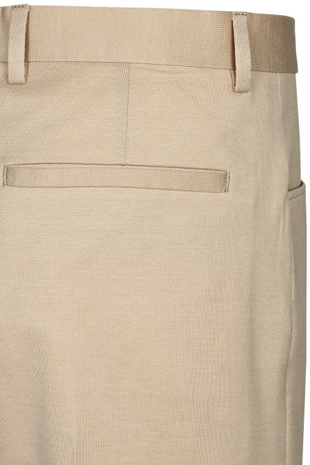 Бежов двуреден мъжки костюм, създаден от първокласно италианско памучно трико за максимален комфорт и стил