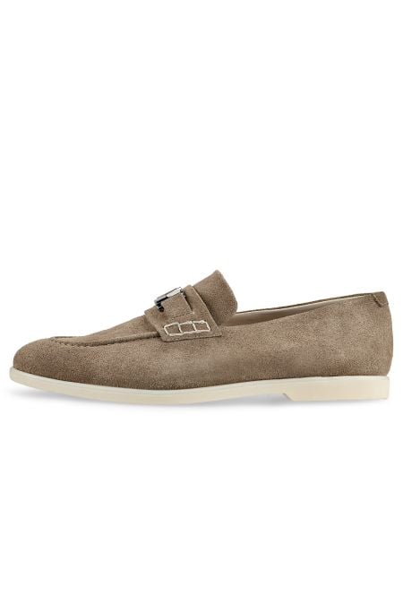 Елегантни мъжки велурени мокасини в камел с метален детайл