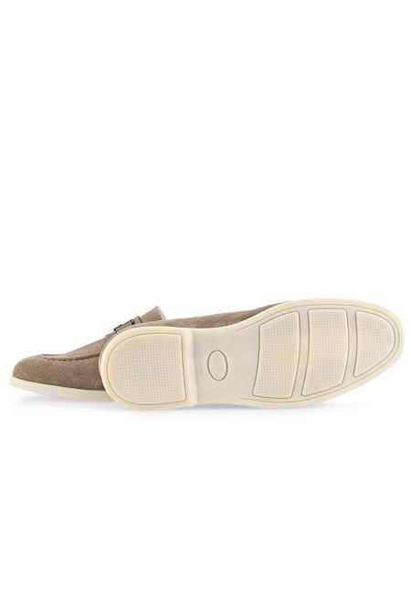 Стилни мъжки велурени мокасини в камел с метален елемент