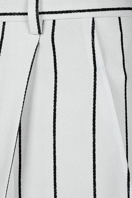 Раиран панталон Monni Milano в бял цвят с черно райе