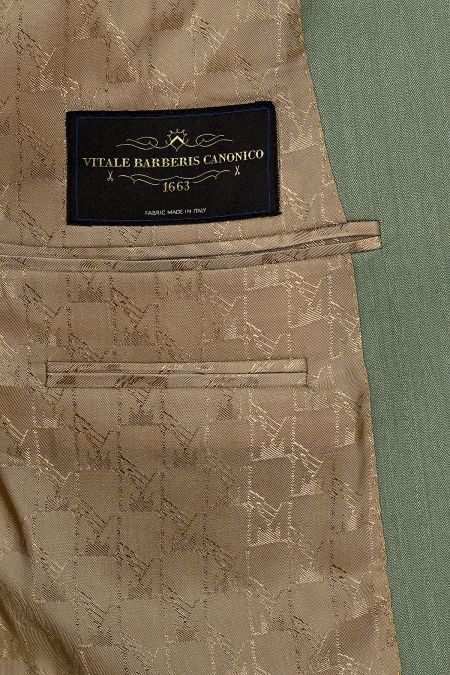 Мъжки костюм от 100% висококачествена вълна Vitale Barberis за комфорт и дишаемост.