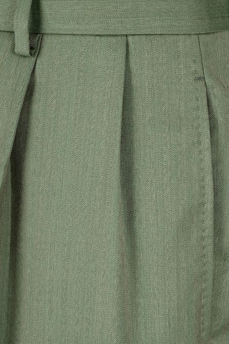 Вълнен панталон с две зашити басти за допълнителен обем и стил.