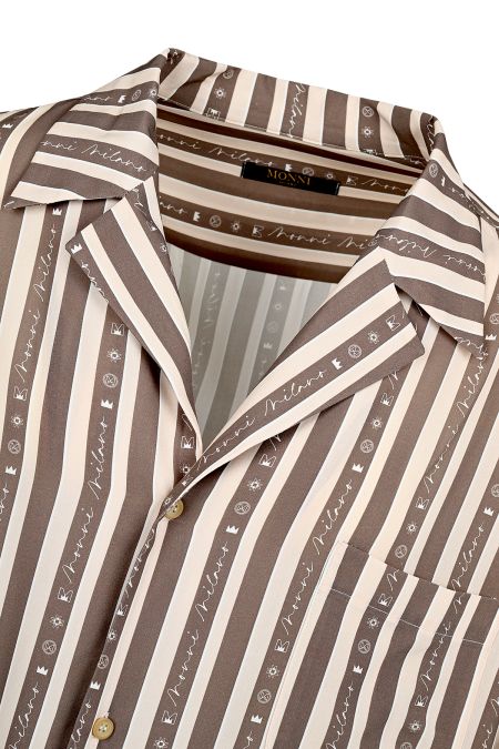 Лятна риза в цвят екрю с широко вертикално райе в кафяв цвят и брандиран принт