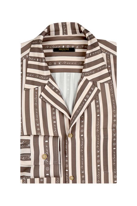 Мъжка риза в цвят екрю с широко вертикално райе в кафяв цвят и брандиран принт