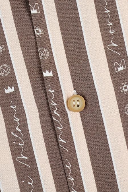 Брандирана риза в цвят екрю с широко вертикално райе в кафяв цвят