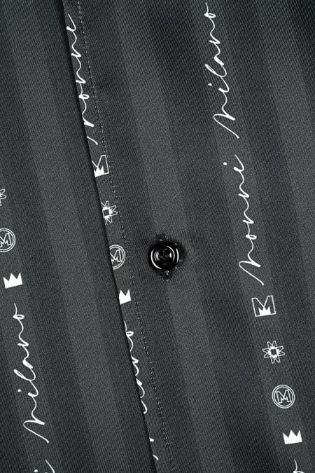 Брандирана риза в черно с фин вертикален принт в бял цвят